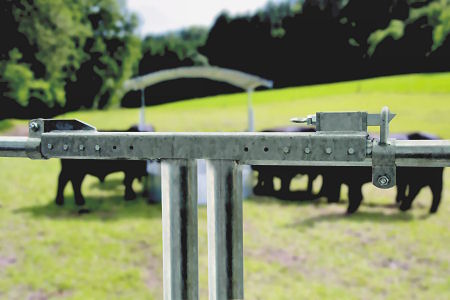 240039 Patura Überwurf für Profi-Weidezauntore, Montagebeispiel