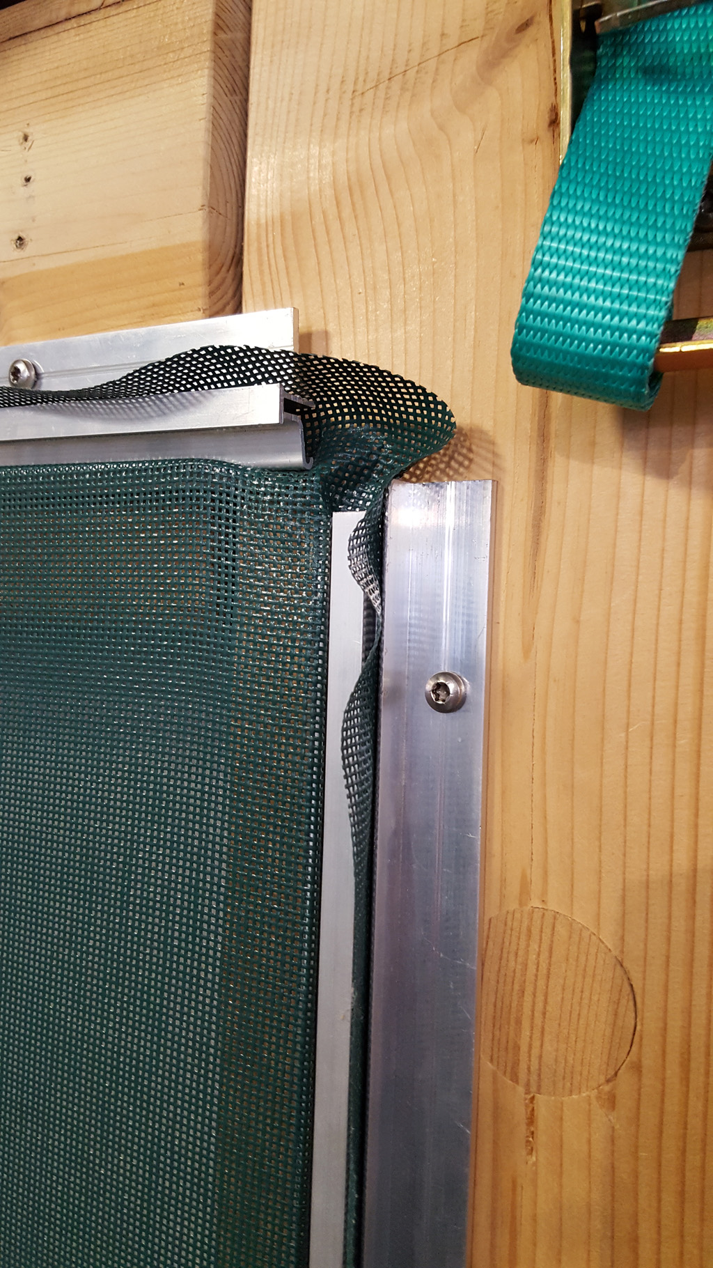 335009 Patura Aluminium-Montageprofil / Klemmprofil für Windschutznetze - Montagebeispiel Ecke