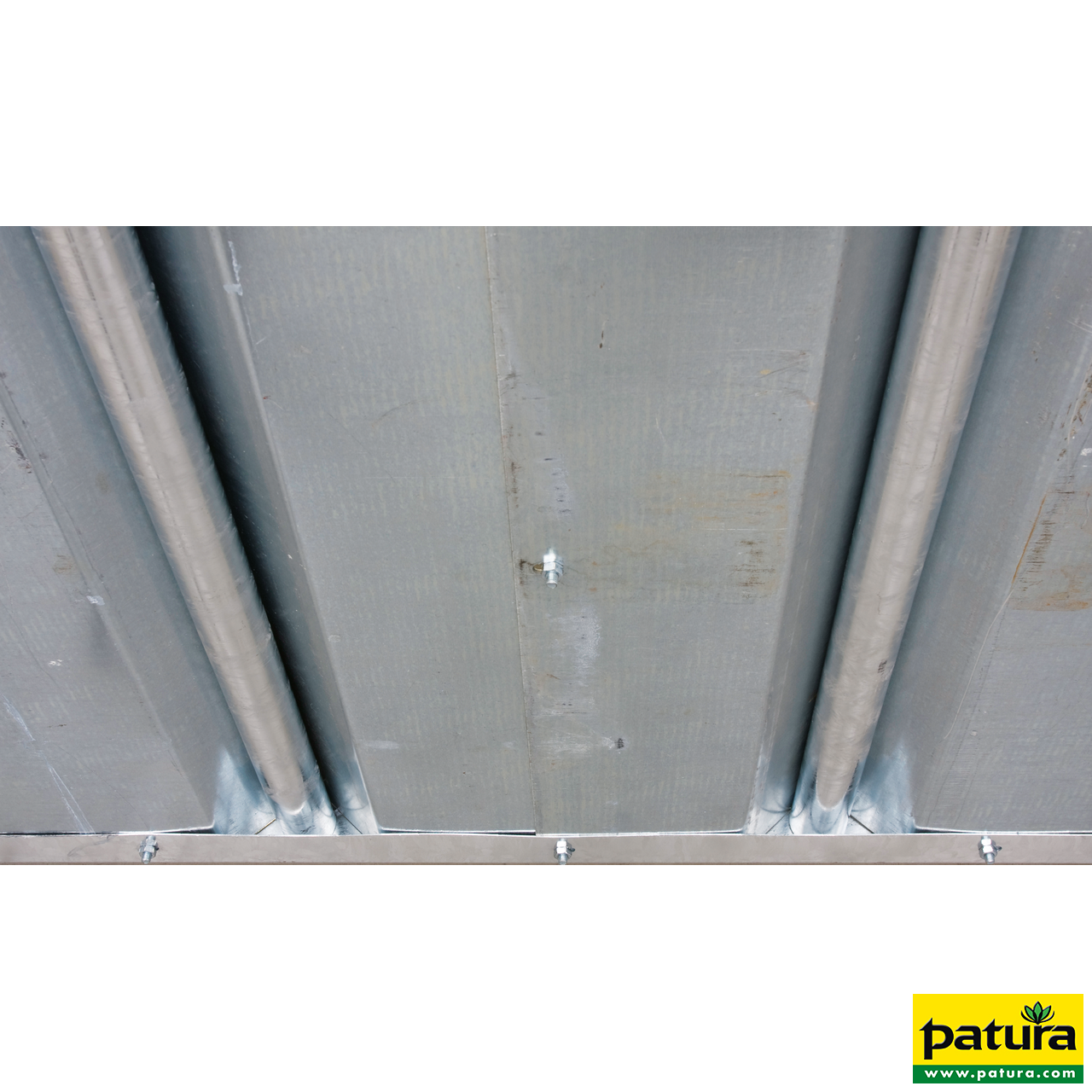 303683 Patura Compact-Viereckraufe mit Sicherheits-Palisadenfressgittern, Detail: Die zwei Verstärkungsrohre unter dem Boden sind im Lieferumfang enthalten.