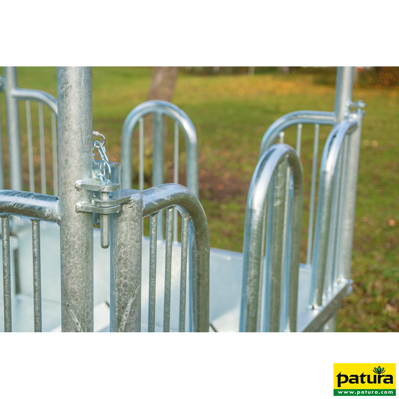 303683 Patura Compact-Viereckraufe, Detail: Befestigung der Sicherheits-Palisadenfressgitter