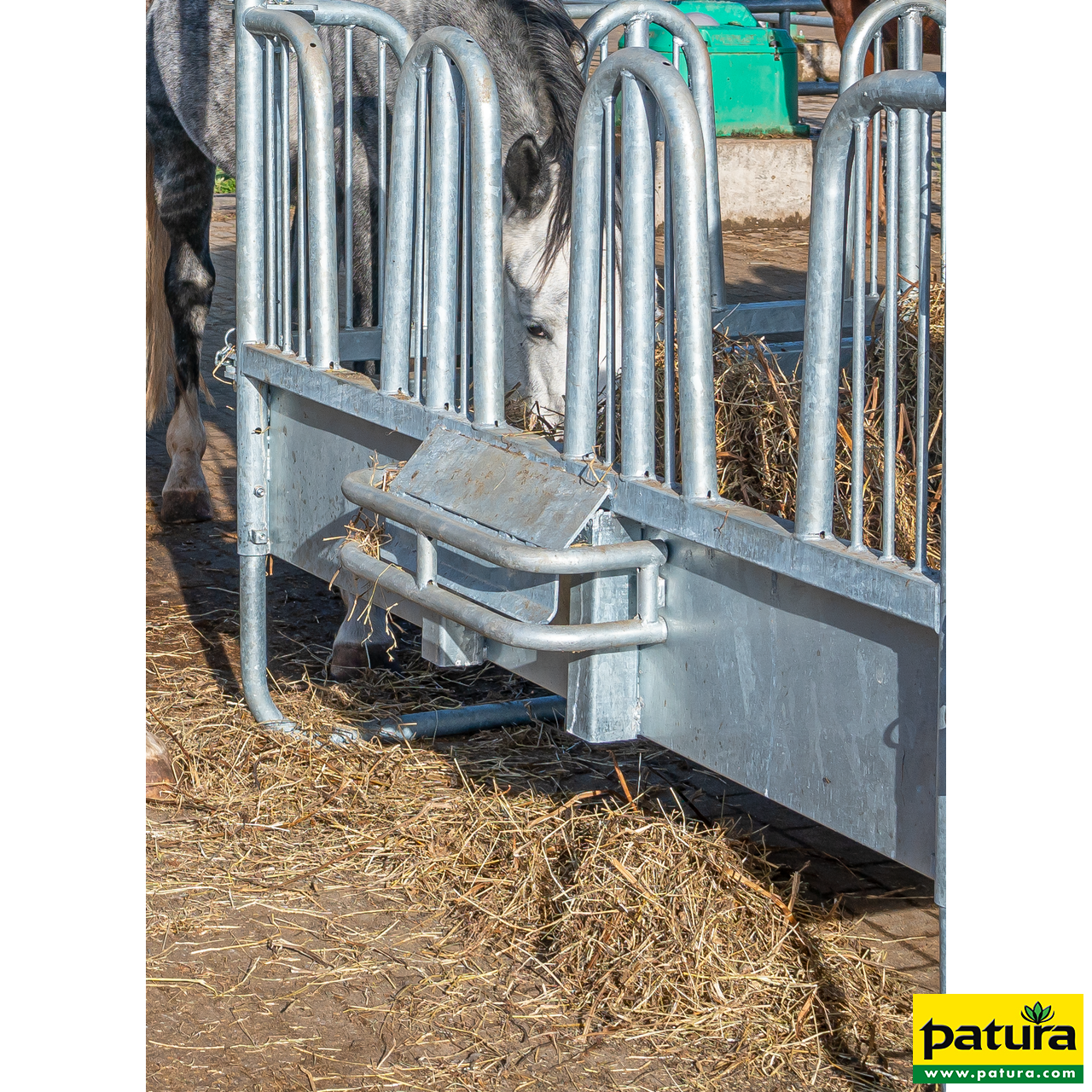 Dreipunkt-Schutzbügel 303547, montiert an 303683 Patura Compact-Viereckraufe mit Sicherheits-Palisadenfressgittern