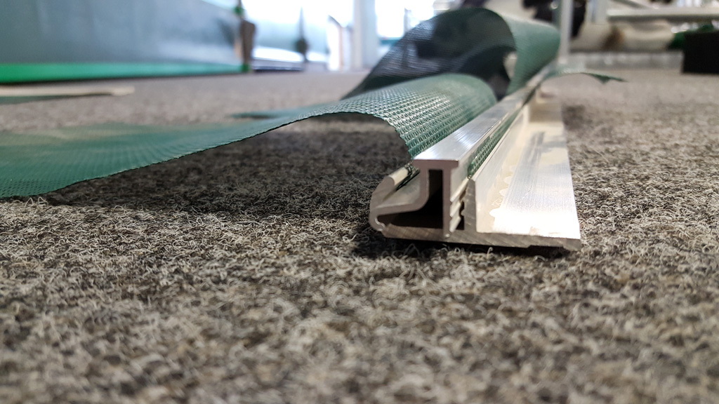 335009 Patura Aluminium-Montageprofil / Klemmprofil für Windschutznetze - Montagebeispiel